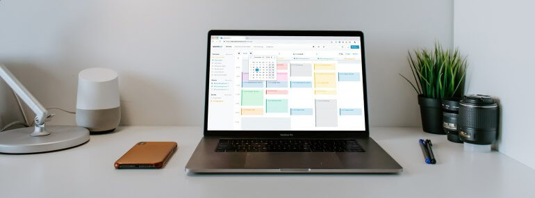 Aufgeräumter Schreibtisch mit Online Terminplaner