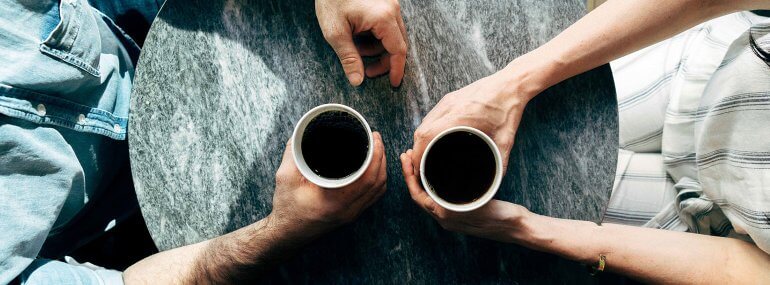 Mann und Frau trinken Kaffee
