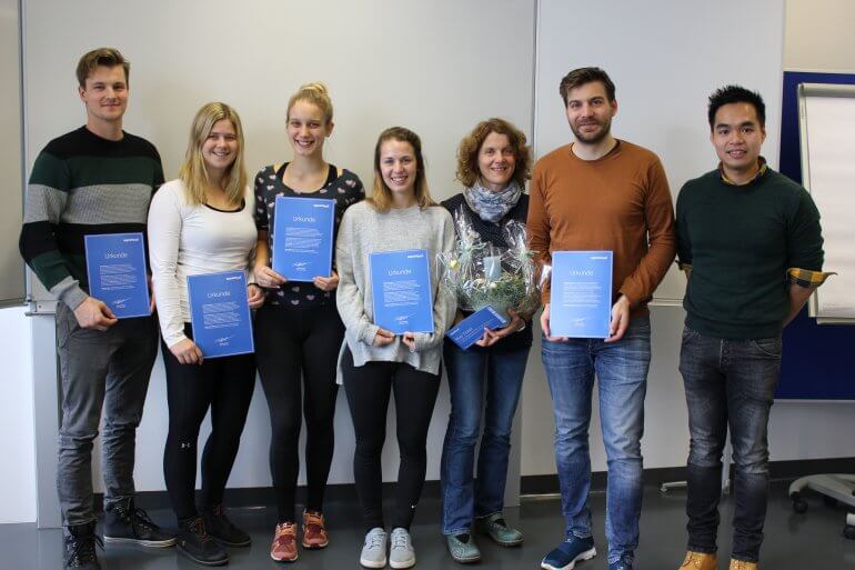 Gruppenfoto: Studenten und Professorin der FH St. Pölten mit Paul