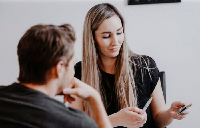 Physiotherapeutin Piroschka Khyo bei der Arbeit