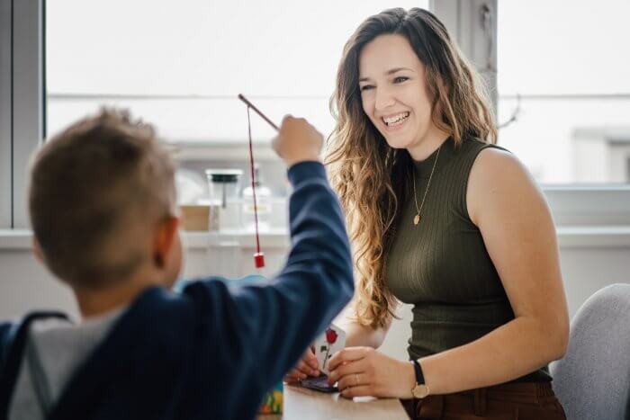 Logopädin Anna Pflamitzer bei der Arbeit mit Kindern