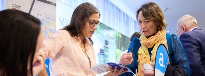 Adela und Angela auf einer Tagung